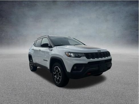 Used 2025 Jeep Compass Trailhawk AWD/4WD image 6