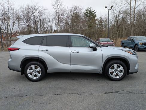 Used 2023 Toyota Highlander LE AWD/4WD image 2