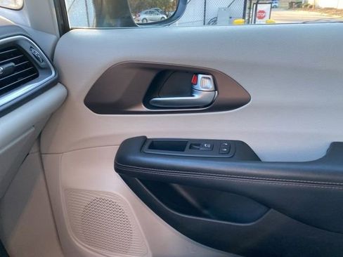 Used 2018 Chrysler Pacifica Touring-L Plus w/ Tire & Wheel Group image 24