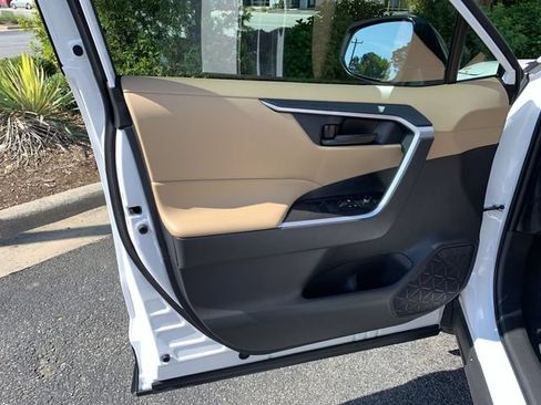 Certified 2025 Toyota RAV4 LE AWD/4WD image 17
