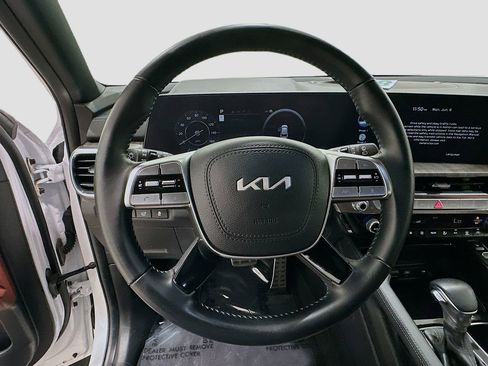 Used 2024 Kia Telluride SX w/ Towing Package FWD image 11
