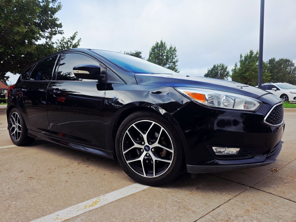 Used 2015 Ford Focus SE w/ SE Sport Package FWD image 3