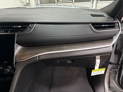 New 2025 Jeep Grand Cherokee Limited AWD/4WD image 18
