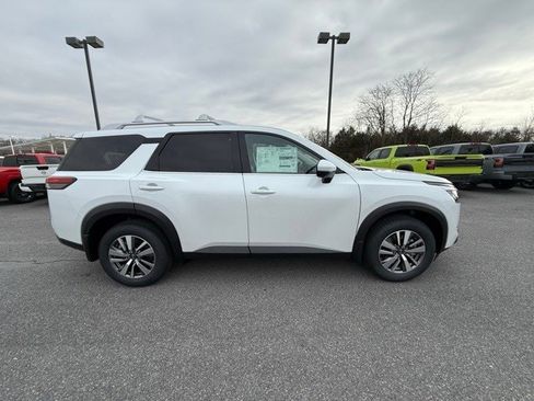 New 2025 Nissan Pathfinder SL w/ Black Appearance Package image 4