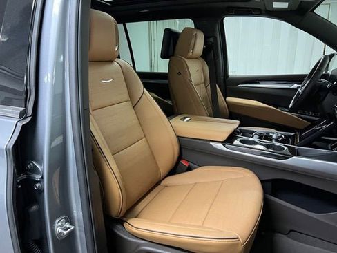 New 2026 Cadillac Escalade ESV Luxury w/ LPO, Radiant Package AWD/4WD image 17