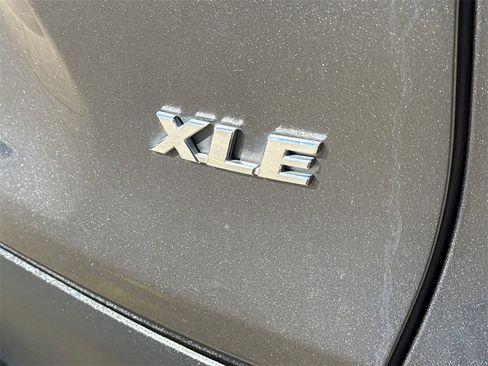 Used 2021 Toyota RAV4 XLE Premium image 11