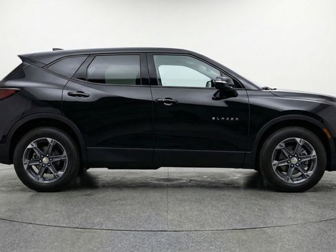 Used 2025 Chevrolet Blazer LT FWD image 11