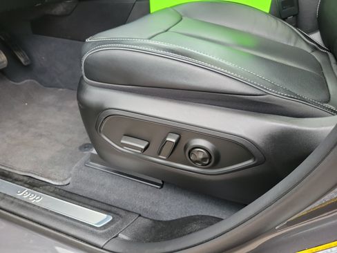 Used 2022 Jeep Grand Cherokee Overland AWD/4WD image 9