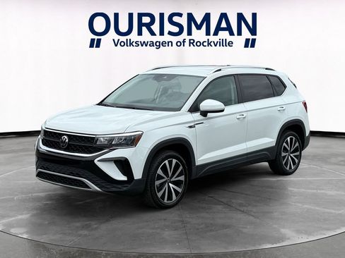 Used 2023 Volkswagen Taos SE FWD image 2