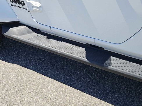 Used 2022 Jeep Gladiator Sport image 18