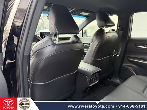 Used 2022 Toyota Venza XLE image 16