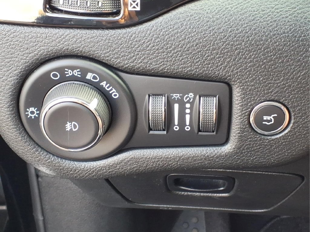 Used 2023 Jeep Cherokee Altitude Lux AWD/4WD image 18