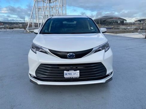 Used 2022 Toyota Sienna Platinum image 3