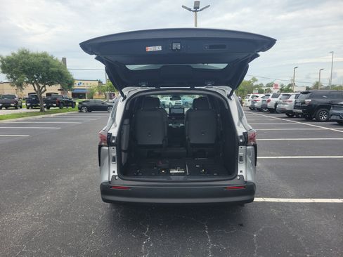 Used 2025 Toyota Sienna XLE FWD image 10
