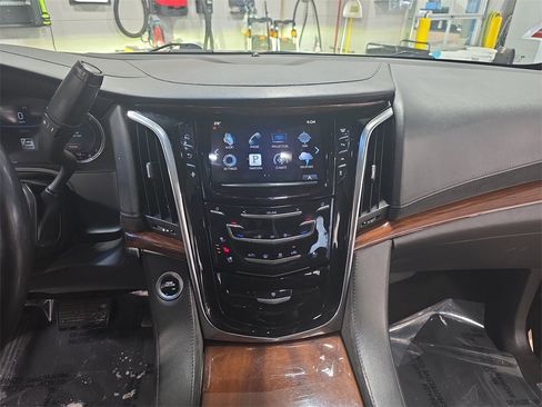Used 2016 Cadillac Escalade Luxury image 21