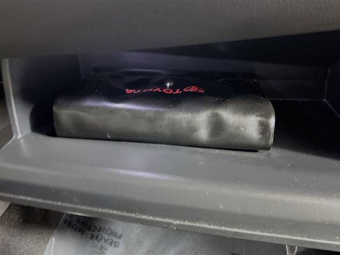 Used 2021 Toyota C-HR LE image 34