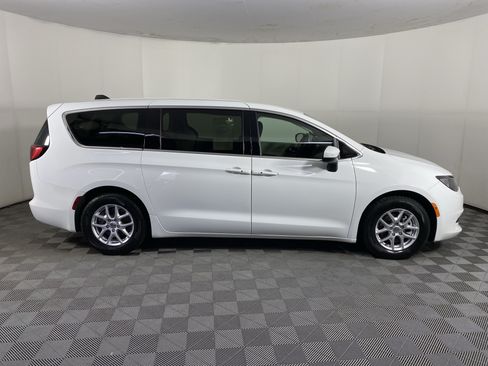 Used 2023 Chrysler Voyager LX FWD image 6