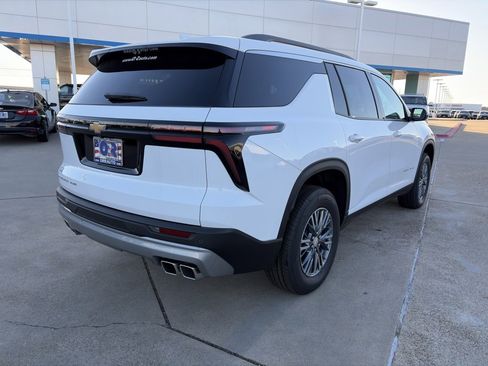 Used 2025 Chevrolet Traverse LT image 5