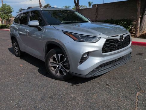 Used 2023 Toyota Highlander XLE FWD image 2