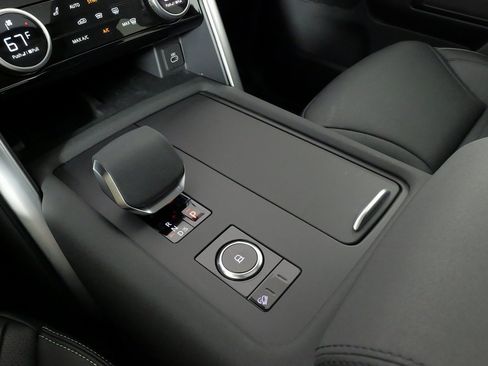 Used 2024 Land Rover Discovery S image 71