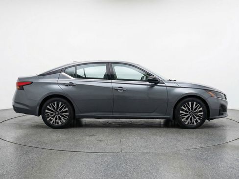 Used 2025 Nissan Altima 2.5 SV FWD image 11