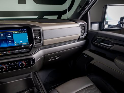 Used 2025 Chevrolet Silverado 2500 ZR2 w/ Technology Package AWD/4WD image 8