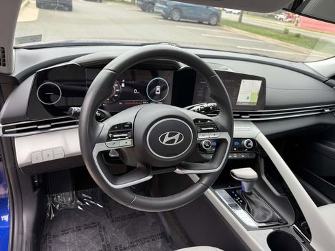 Used 2025 Hyundai Elantra Limited FWD image 3
