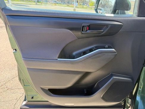 Used 2024 Toyota Highlander LE image 20