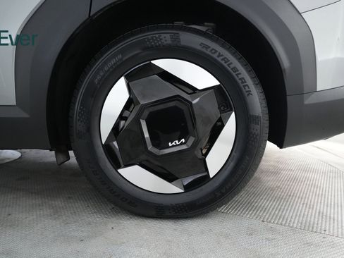 Used 2024 Kia EV9 Light Long Range RWD image 9