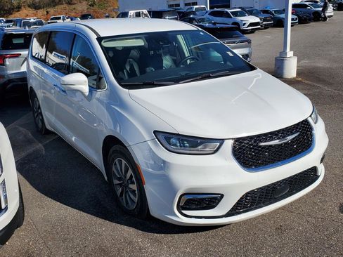 Used 2022 Chrysler Pacifica Touring-L w/ Uconnect Theater Family Group image 2