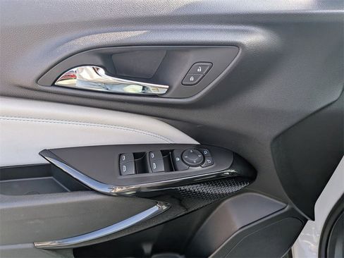 Used 2025 Chevrolet Trax LT w/ LT Convenience Package image 11