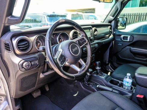 Used 2021 Jeep Gladiator Rubicon AWD/4WD image 3