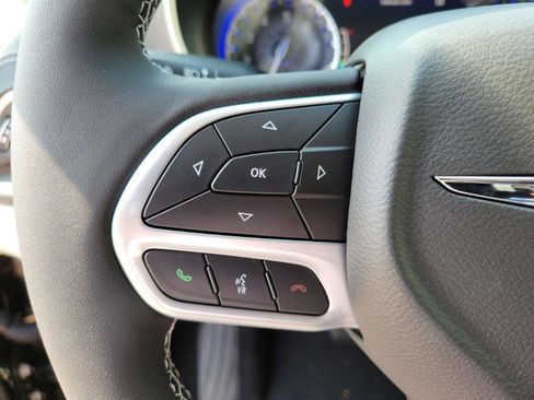 New 2022 Chrysler Pacifica Touring-L w/ Uconnect Theater Family Group image 32