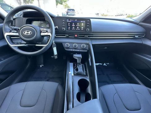 Used 2025 Hyundai Elantra SE image 24