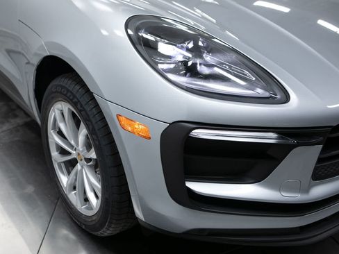 Certified 2024 Porsche Macan AWD/4WD image 12