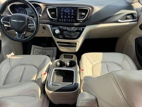 Used 2018 Chrysler Pacifica Touring-L Plus FWD image 14