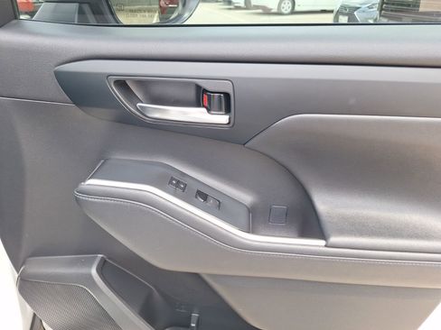 Used 2024 Toyota Highlander XLE FWD image 35