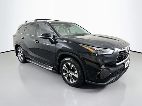 Used 2022 Toyota Highlander XLE FWD image 3