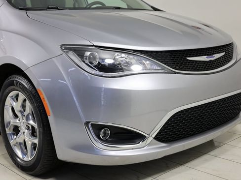 Used 2019 Chrysler Pacifica Limited image 38