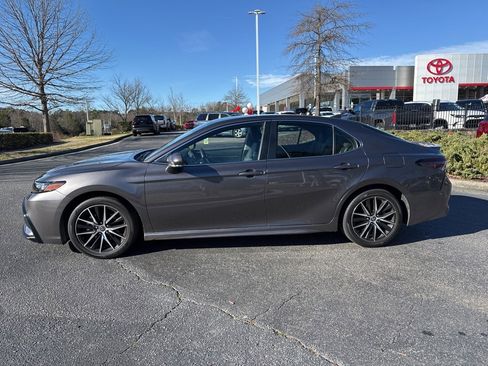 Used 2023 Toyota Camry SE image 3