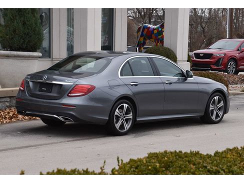 Used 2019 Mercedes-Benz E 300 4MATIC image 4