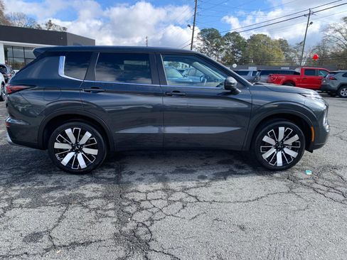 New 2025 Mitsubishi Outlander SE image 2