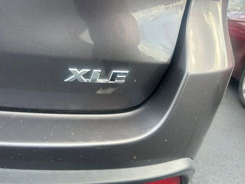 Used 2019 Toyota Highlander XLE FWD image 8
