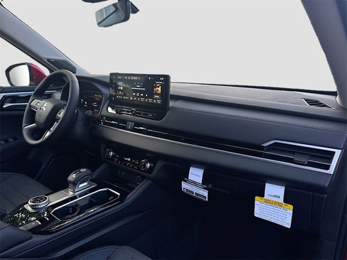 New 2025 Mitsubishi Outlander SE image 33