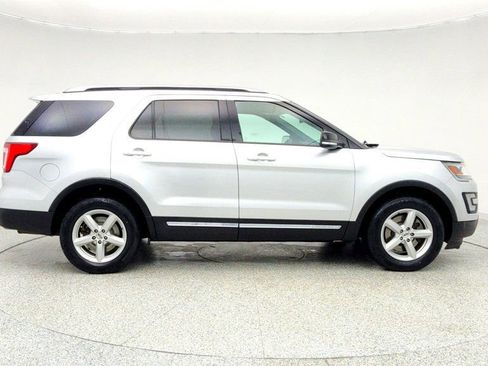 Used 2017 Ford Explorer XLT w/ Equipment Group 202A image 4