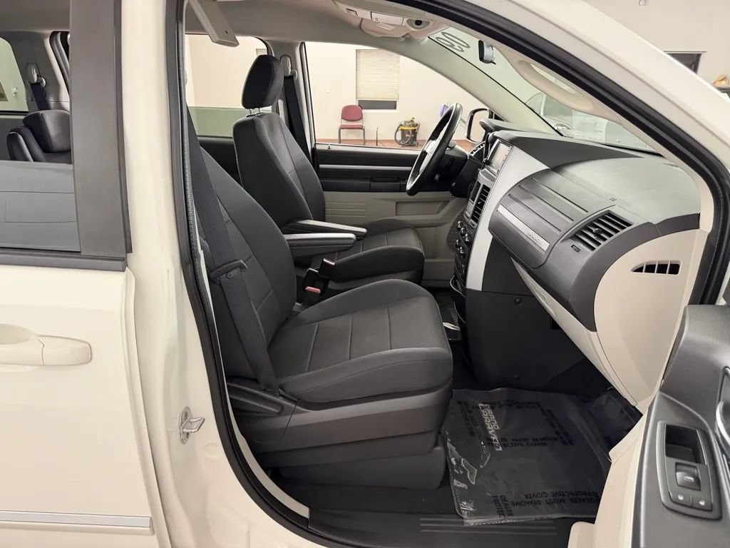 Used 2009 Dodge Grand Caravan SXT w/ Entertainment Group 2 FWD image 33