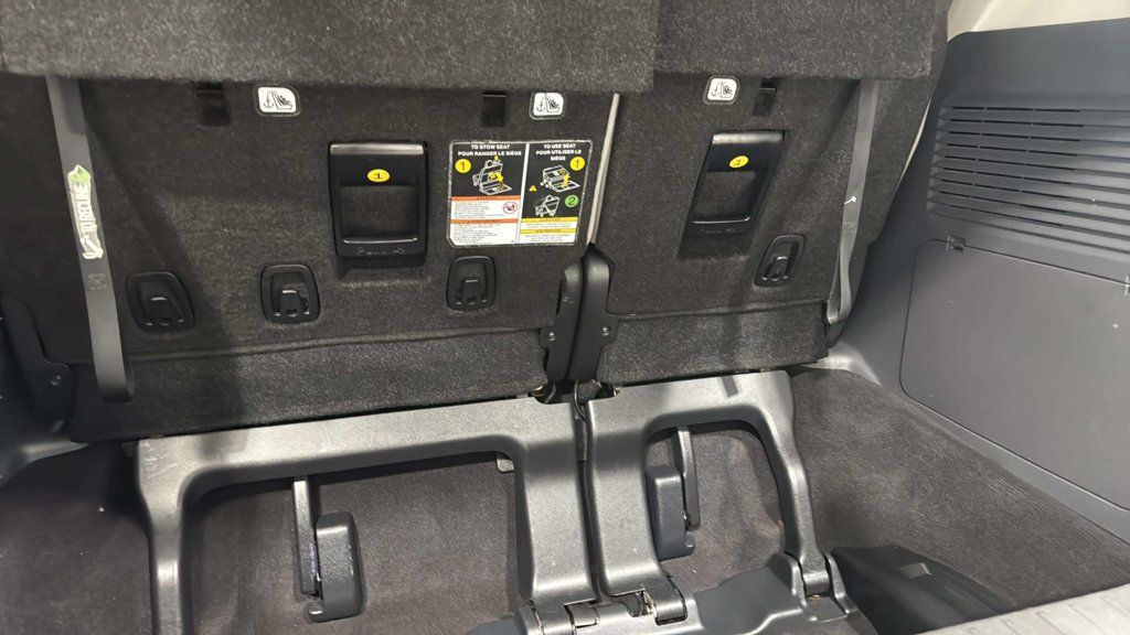 Used 2024 Toyota Sienna LE FWD image 8