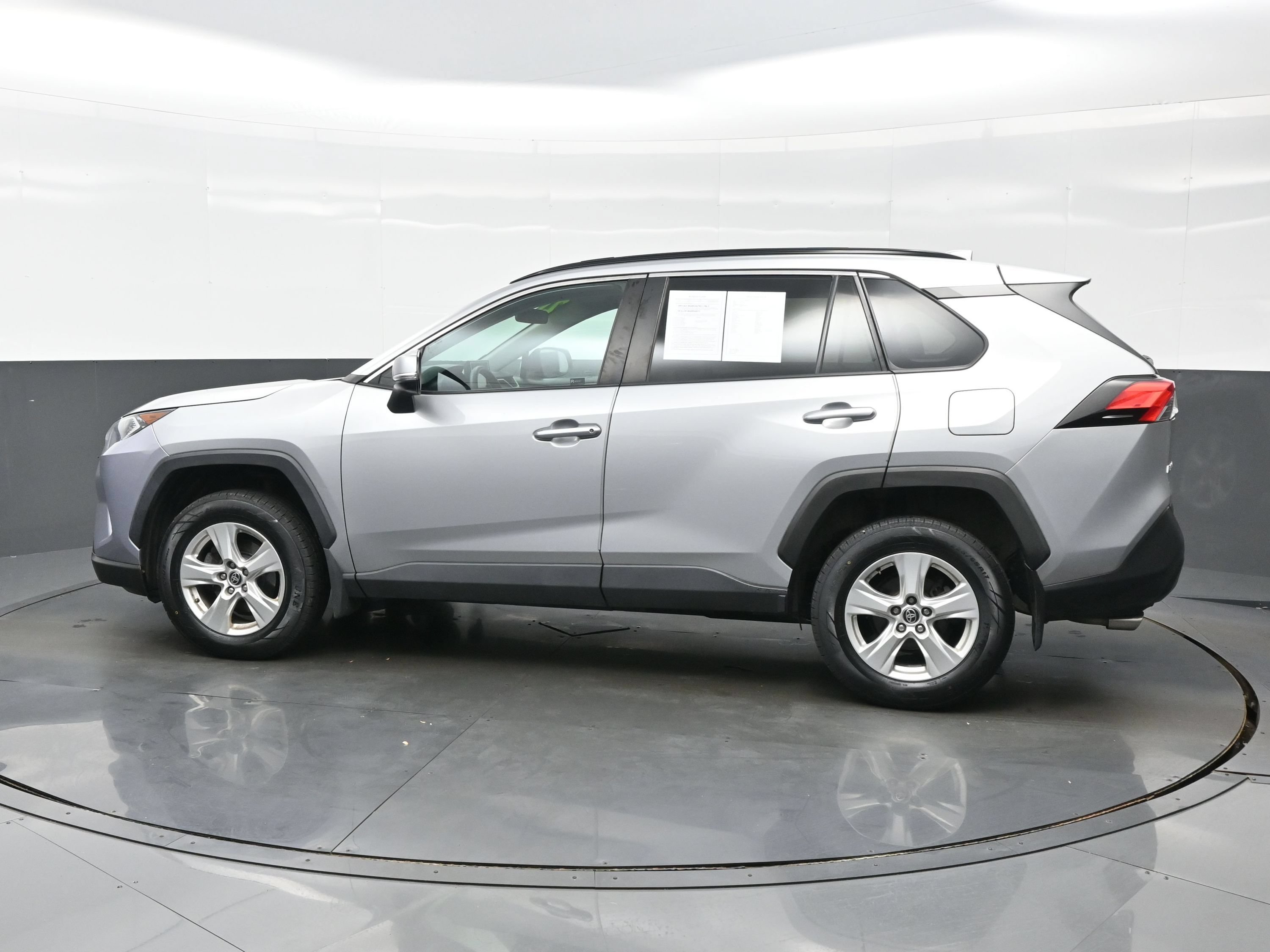 Used 2021 Toyota RAV4 XLE AWD/4WD image 3