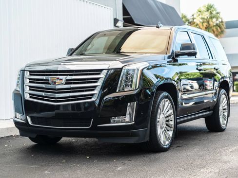 Used 2018 Cadillac Escalade Platinum RWD image 1