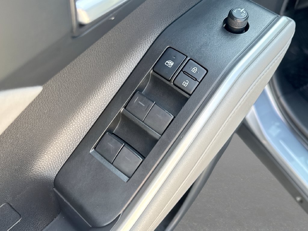 Used 2022 Toyota Highlander XLE AWD/4WD image 11